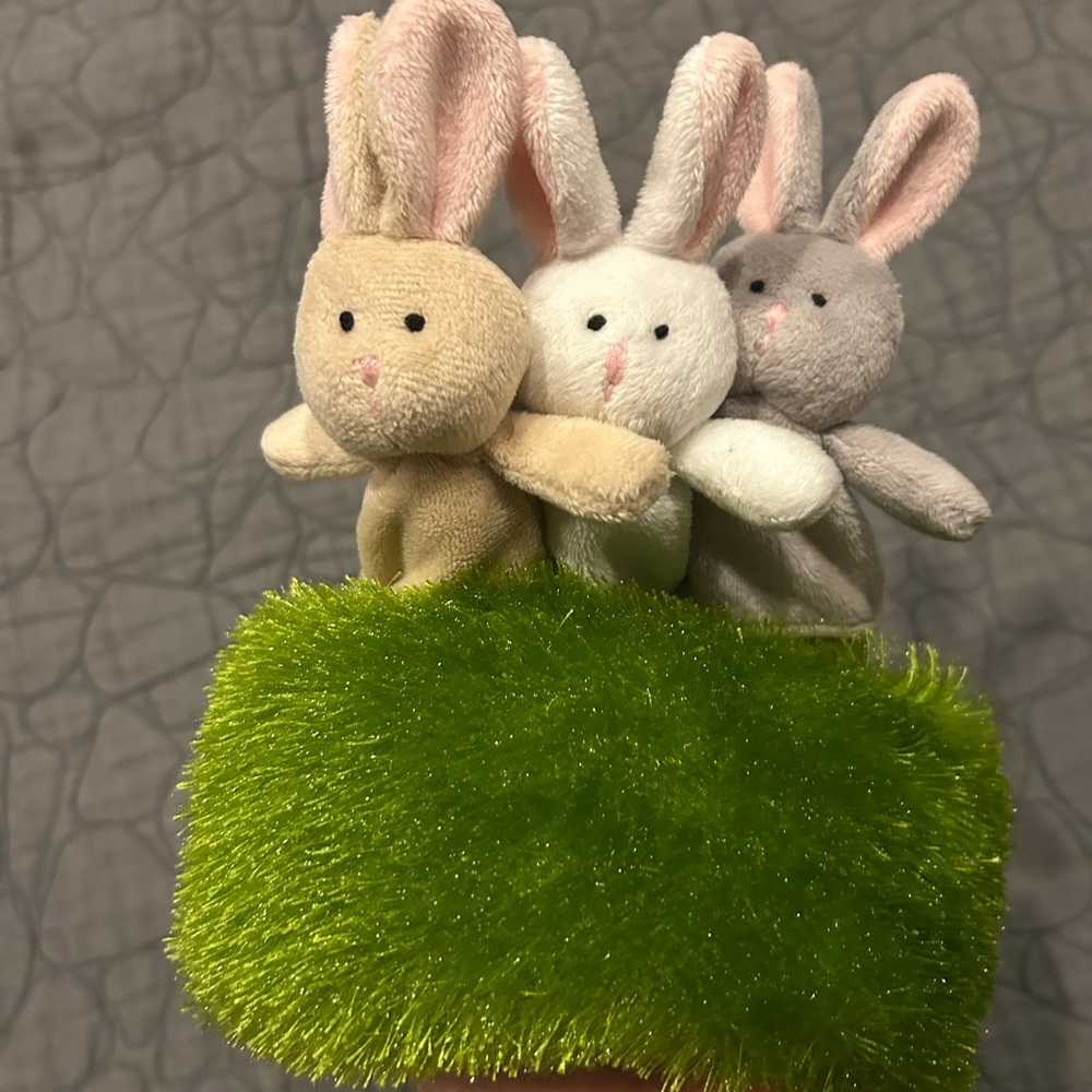 Three Rabbits Finger Puppets - Picture 3 of 6
